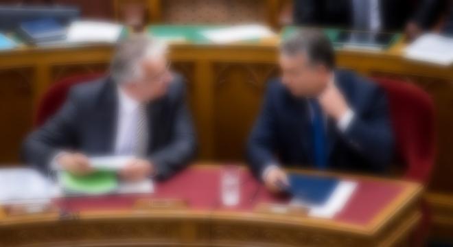 Deresedő hajú férfi mintha lazítani akarna az ing szorításán - így látják Orbánt a vakok